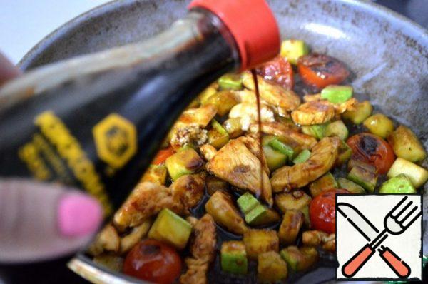 Add vegetables, sauces to the fillet, crush or grate a clove of garlic, honey, mix well and cook, stirring constantly, for about 5 more minutes.
Sprinkle with hot pepper and dry ginger.