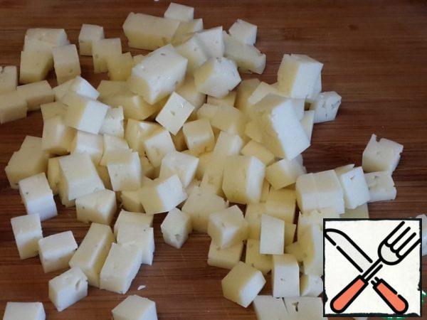 Cut the cheese into cubes.
I used the usual hard cheese (sour cream), take the cheese that you like.