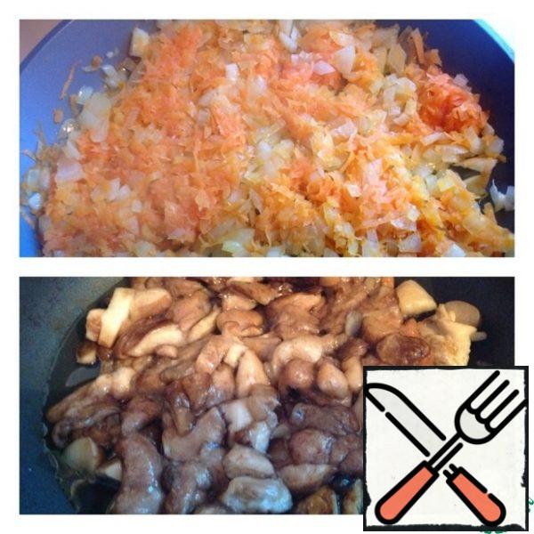 Finely chop the onion, grate the carrot and fry in a small amount of vegetable oil.
Finely chop the mushrooms and fry them separately from the onion in vegetable oil, add salt.