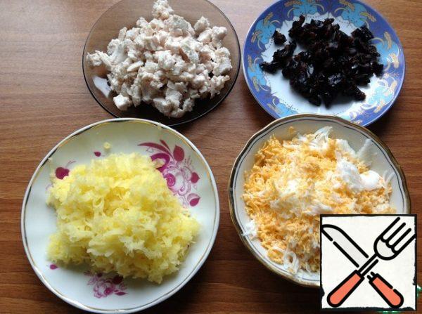 Cut the chicken into small cubes like prunes. Grate the potatoes and egg on a fine grater. Drain the excess liquid from the corn.