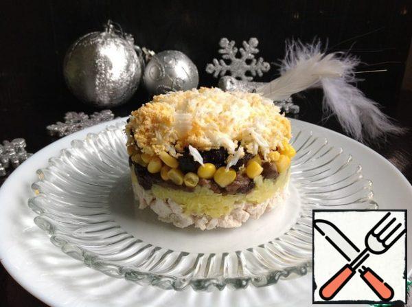 Assemble the salad in layers: first, the chicken breast, smear with mayonnaise.
Next, potatoes-mushrooms-onions with carrots and smear with mayonnaise.
Then corn-prunes and egg.