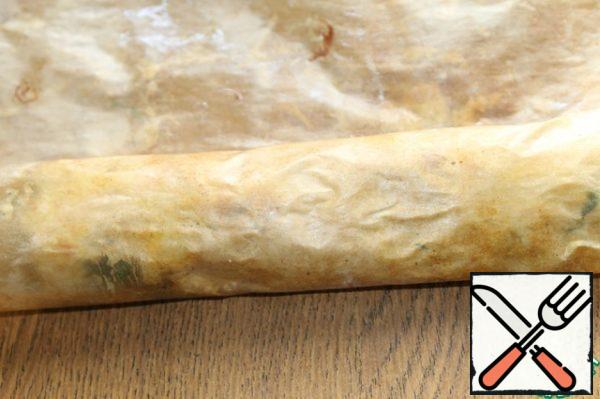 Roll up the roll and let it stand for 30 minutes. Then slice and place on a platter. It will be very convenient for guests to take it from the plate.