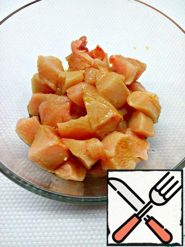 Cut the chicken breast into pieces, do not need to be very small. Put it in a bowl, pour the soy sauce and put it in the refrigerator to marinate for at least half an hour.
