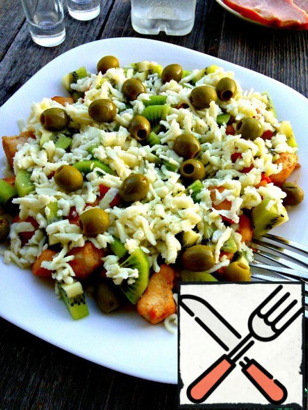 Spread the olives on top. If desired, they can be cut. Pour the lemon juice dressing with olive oil.