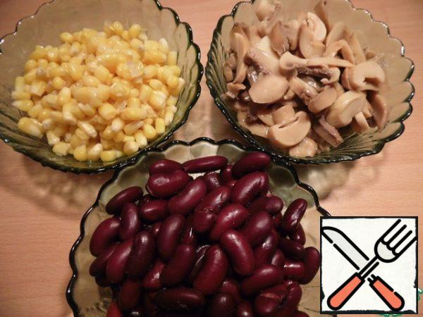 Drain the liquid from the beans, corn and mushrooms.