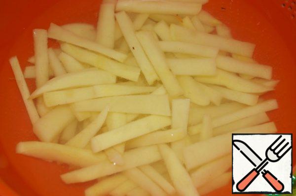 Peel the potatoes, wash them and cut them into strips.
Fill with water and leave for 30 minutes.