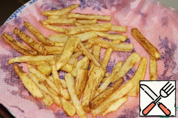 Then remove the potatoes from the water, dry with a paper towel and fry in oil until golden brown.
Put the finished potatoes on a paper towel to absorb excess fat.