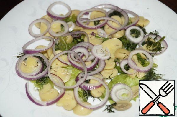 Put lettuce leaves or dill greens on the bottom of the bowl, then mushrooms and onion rings.
Place the potatoes just before serving.
Pour soy sauce over it.