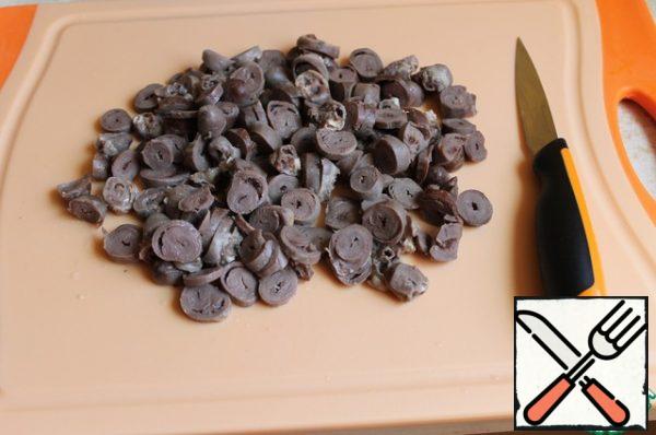 Chicken hearts boil in salted water, let cool, cut into rings.