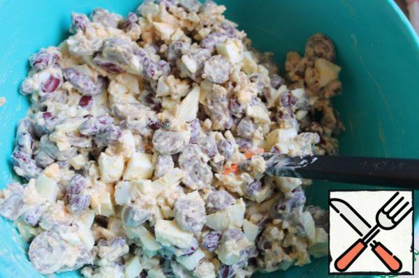 Fill everything with mayonnaise, you can pepper it if desired.