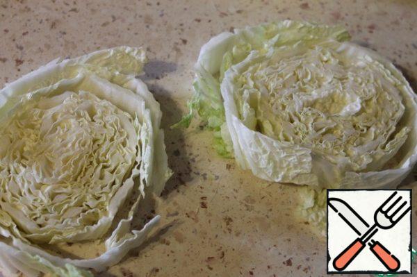 Cut the cabbage into rings 2-2. 5 cm thick.