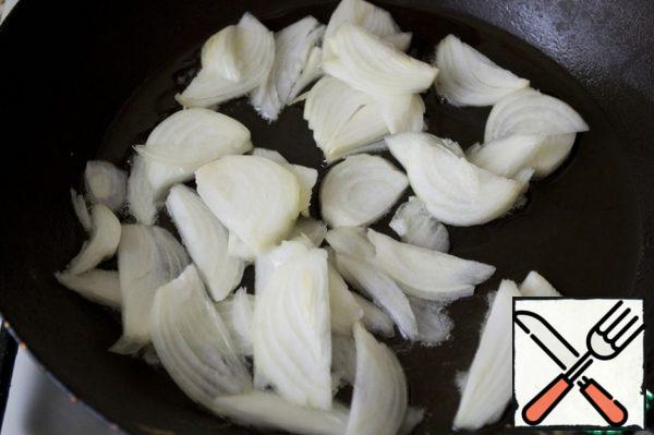 Cut the onion into half rings, saute in vegetable oil, add finely chopped red hot pepper to the onion. If you are afraid of sharpness, you can add it just a little. Or not add it at all.