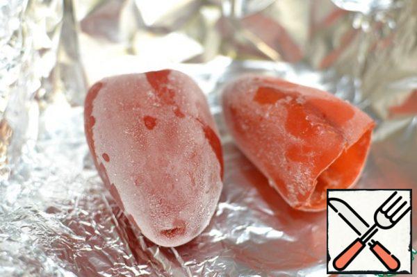 Spread the pepper on the foil, bake in the oven, until toasted barrels, turning several times. Then we take it out, cover it with foil or polyethylene and cool it.