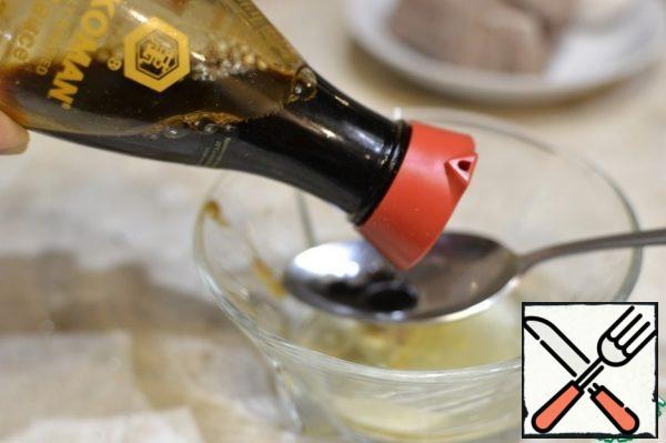 Prepare the marinade-carefully mix the mustard, oil, lemon juice, soy sauce, sugar.
