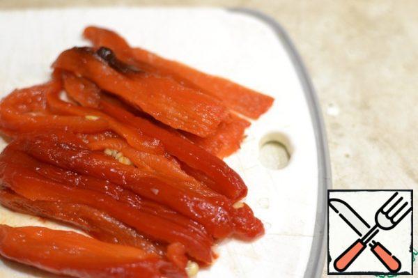 The cooled baked pepper is peeled from the skins, cut into thin strips, cucumber into small cubes, herbs finely, eggs-coarsely.