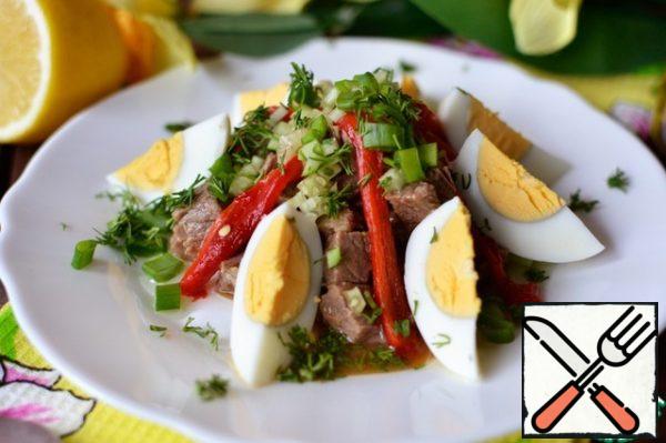 We collect our salad, the remaining marinade is served separately, so that everyone can add to taste.