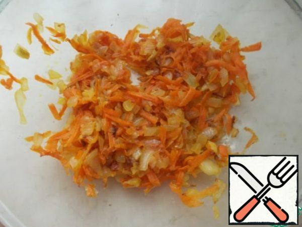 Finely chop the onion, rub the carrot and fry with 2 tablespoons of oil in a frying pan.