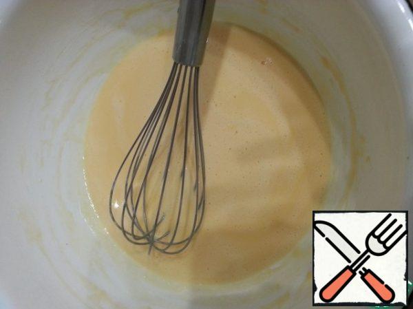 Beat the eggs a little, add 1/2 cup of flour, mix so that there are no lumps.
From myself, I added 0.5 tsp. soda for pomp.
