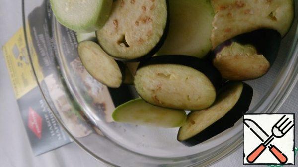 Put the vegetables in a bowl, and add the spices for marinating, dried garlic and olive oil.
