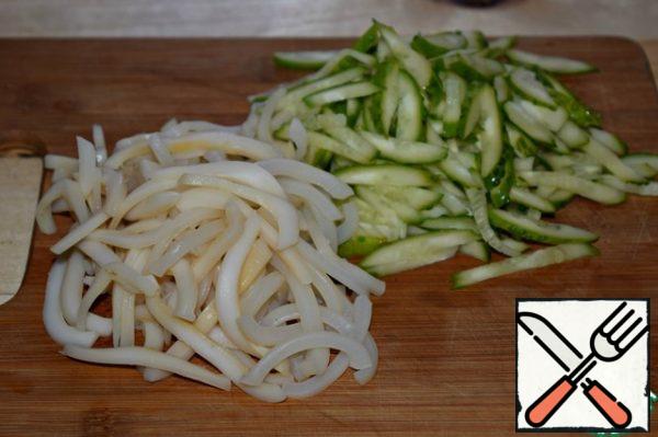 Cut the cucumber into strips, and also cut the squid.