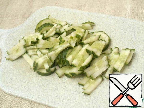 Cut the fresh cucumber into strips.