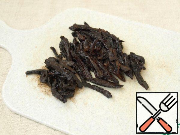 Wash and dry the prunes, cut into strips.