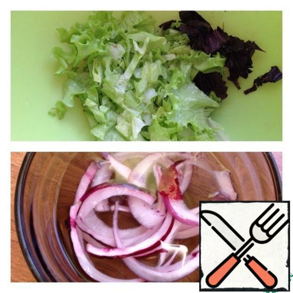 Chop the basil leaves with a knife. Cut the lettuce leaves or pick them with your hands. Cut the onion into half rings and marinate for 15 minutes : add sugar and vinegar to the water, lower the onion there.