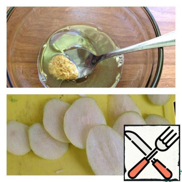Squeeze the juice out of half an orange. Add mustard and butter. Mix well. Salad dressing is ready. Wash the pear, do not peel it. Cut the pear into thin slices.
