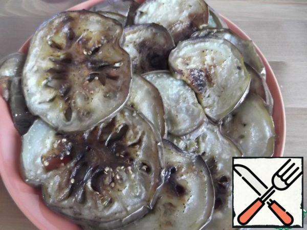 Soak the eggplant in salt water and fry in circles.