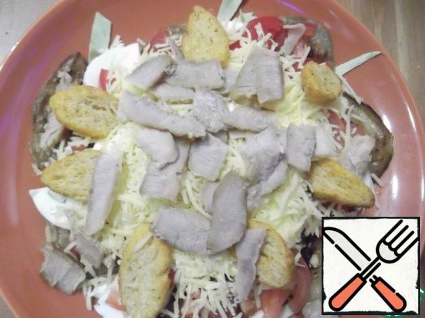 I make a salad in portions, it turns out 2-3 servings. Spread the meat, cabbage, tomato, eggplant, egg, season with mayonnaise, rub the garlic in a plate, sprinkle with crackers (preferably baguette) and grated cheese.