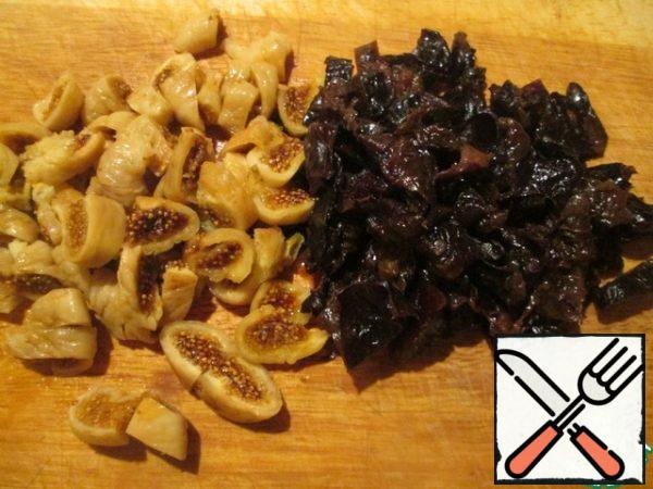 Pre-soak the prunes and figs for a couple of hours. Boil the chicken fillet. If you do this in advance, the preparation of the salad will take much less time. So, dry fruits are squeezed, cut, mixed with walnuts.