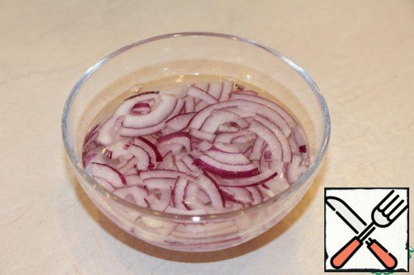 Pre-marinate the onion for 15-20 minutes. For the marinade, mix water, wine vinegar and sugar.