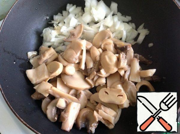 Cut the onion into a small cube and put it in a frying pan along with the mushrooms and a small amount of vegetable oil.
Fry until golden brown.
If you have whole mushrooms, then cut them into plates.