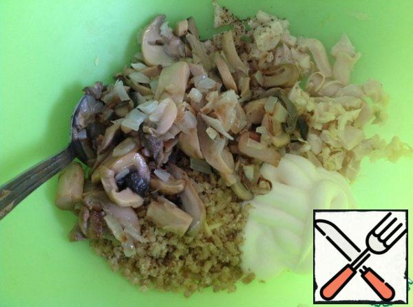 Add the cooled mushrooms and onions. Mix the salad.
You can add chopped dill greens.