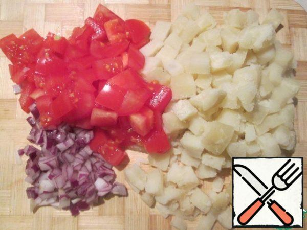Potatoes are boiled in a uniform, cooled, cut into small cubes. Cut the tomatoes into four parts, chop the onion finely. Boil the beans in salted water until tender.
