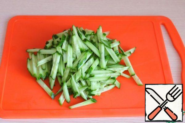 Cut the cucumber into cubes.