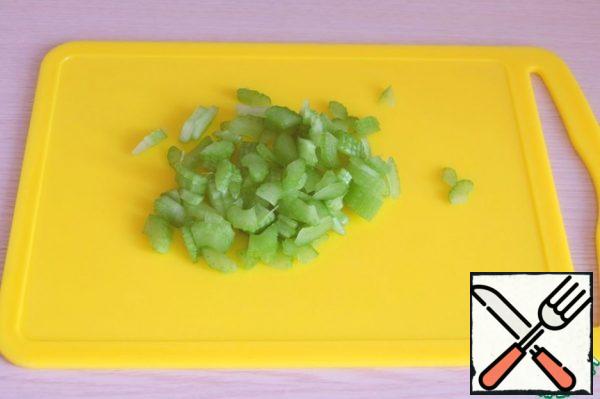 Cut the celery into small pieces.