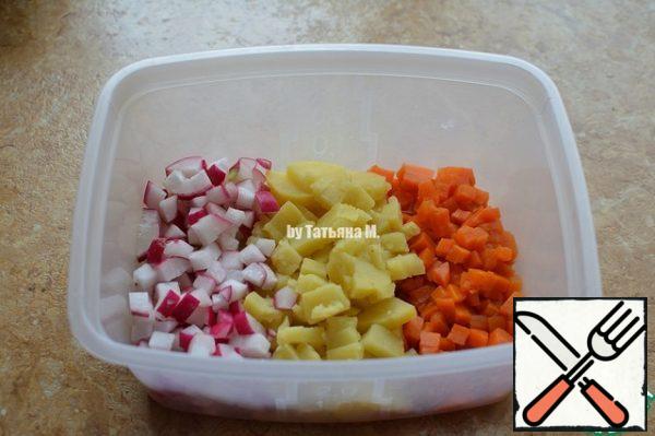 In order for the salad to be the most delicious, all the chopped ingredients should be about the same amount.;
Potatoes, carrots, radishes are not cut into small cubes;
Stir well;