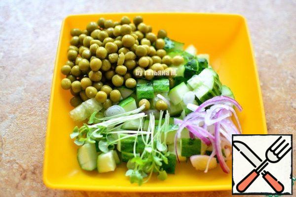 The size of a toast, cut cucumbers, add sprouts, peas, onions-in thin half rings;