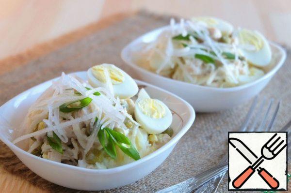 Put the salad in serving salad bowls, sprinkle with green onions.
