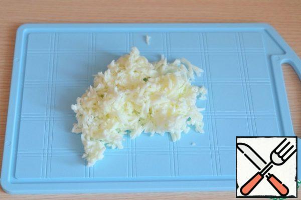 Eggs (3 pcs.) boil. Grate the egg white on a fine grater.