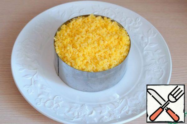 Sprinkle the salad with grated egg yolk. The egg layer can be lightly salted.