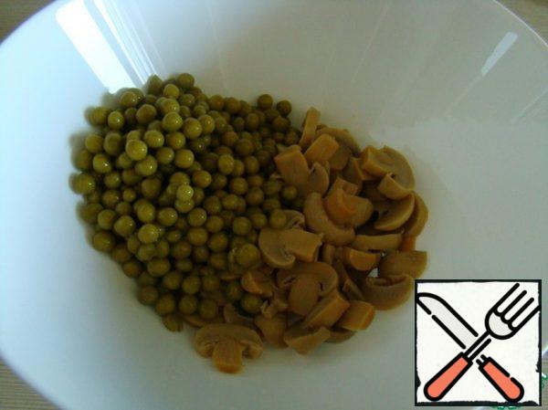 Cut the mushrooms into slices, add the peas.