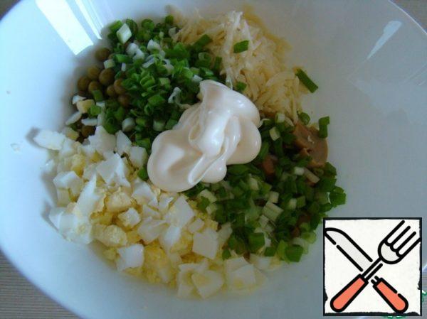 Finely chop the green onion, add mayonnaise, pepper to taste.