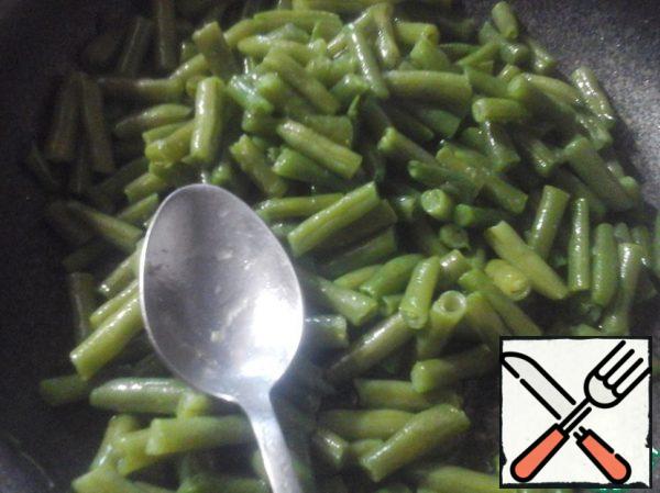 Boil the string beans in boiling water for 3 minutes. Then fry in vegetable oil. Cool and allow the oil to drain.