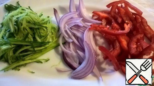 Cucumbers and peppers cut into strips
Cut the onion into "feathers".