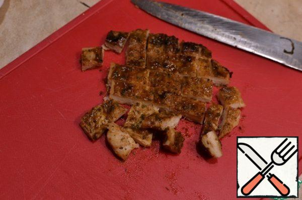 Cut the chicken into cubes ( I used up 1/4 of the fillet), mix with the vegetables.