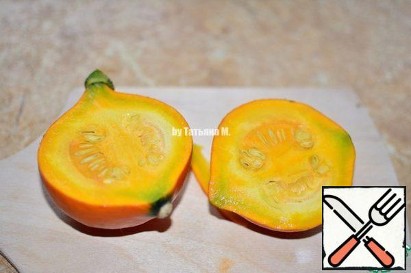 I have these small, actually grown pumpkins;
Although a small variety, but the seeds and hard peel should be removed;