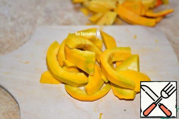 Remove the seeds and peel, and cut the pumpkin into pieces;