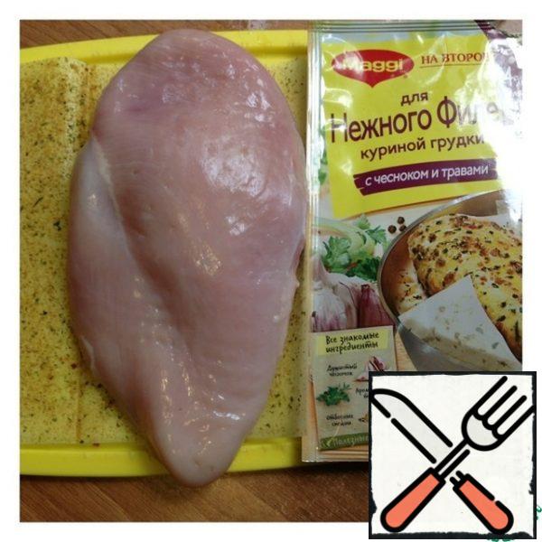 Lightly chop the chicken breast and place it on a seasoning sheet. Cover the breast with the second half of the leaf and fry on both sides in a dry pan for 7 minutes on each side.